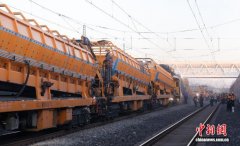 京沪线铁路大机清筛筑牢安全防线